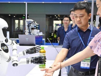 广州：2025国际智能机器人展览会吸引参观者