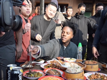 “甲亢哥”重庆行武术“精进”丝滑接招 品尝皮蛋惊呼好吃