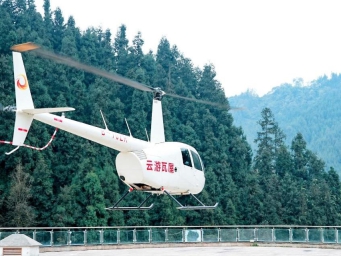飞上云端识瓦屋 眉山首条低空观光航线试飞成功