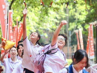 2025高考首日，广州考生奔赴考场