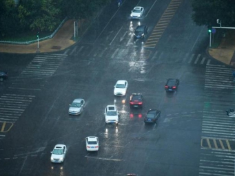 雨天一个动作，男子竟惹“毒”上身！医生：可致败血症